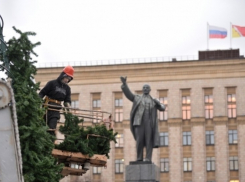 В Воронеже начали устанавливать главную городскую елку