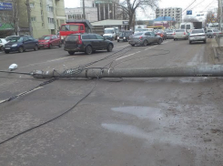 В Воронеже упавший электрический столб перекрыл движение по Московскому проспекту