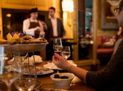 Чего хочет настоящая женщина 8 Марта? Конечно, устриц и шампанского!