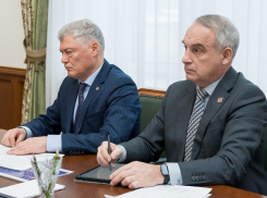 Секретарь воронежского губернатора Лотков поменял бумагу на «цифру»