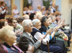 В Воронеже поздравили педагогов-ветеранов