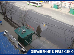 Сильный ветер снес крышу на остановке в Воронеже