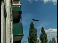 Странный дождь из вещей устроил сосед в Воронеже