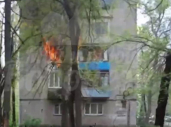 Квартира загорелась в 5-этажном доме в Воронеже – опубликовано видео