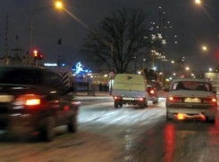 В Воронеже сильный гололед мешает движению автомобилей и пешеходов