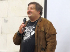 Писатель Дмитрий Быков, преодолев препоны, пробрался на воронежский журфак