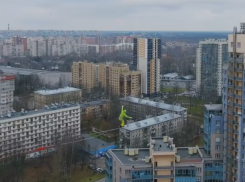 Жутко завораживающую прогулку над Питером по канату показал воронежец