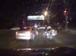 Вызывающая оплошность водителя на глазах у полицейского снята в Воронеже 