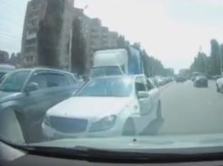 Плохой урок по объезду пробки показал Mercedes в Воронеже