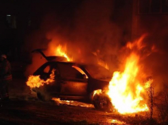 В Воронеже рано утром снова массово горели дорогие иномарки