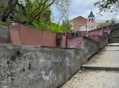 Позорное состояние лестницы на Каменном мосту показали в Воронеже