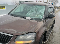 Ледяной «дождь» разбил лобовое стекло легковушке на воронежской дороге – опубликовано видео