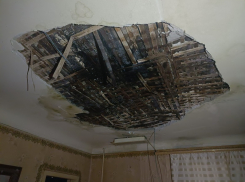 Потолок обрушился в многострадальном доме с дырявой крышей в Воронеже 