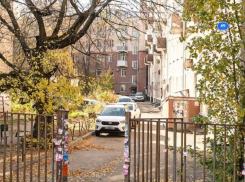 Коммунальная авария может возникнуть из-за припаркованных машин в центре Воронежа