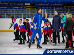 Нововоронежская АЭС: чемпион мира в танцах на льду Максим Шабалин провел мастер-класс для юных фигуристов