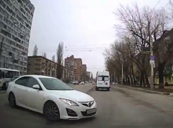 Неудачный маневр автомобилиста едва не привел к ДТП в Воронеже – опубликовано видео