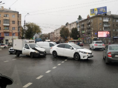 Авария на Заставе парализовала две улицы в центре Воронежа  