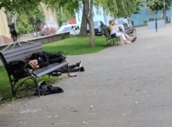 Детство и пьянство: контрасты популярного сквера наглядно показали в Воронеже