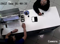 Опубликовано фото налета пьяного воронежца на магазин телефонов в ТЦ