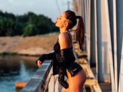 Модный фитнес-тренер устроила горячую фотосессию на мосту в Воронеже