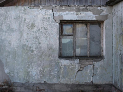 Без воды, тепла и канализации: как живут люди в бесхозном  доме под Воронежем 