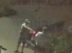 Ночные разборки с шокером попали на видео в Воронеже