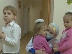 В Воронеже мать, привязывающая детей к батарее, занималась проституцией