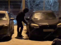 Фильм ужасов: говорящий с пустотой мужчина попал на видео в Воронеже