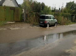 Причиной потопа на улице Новгородской в Воронеже стала лопнувшая труба