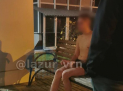 Бегал в трусах и душил соседа: о неадекватном мужчине сообщили жители Воронежа