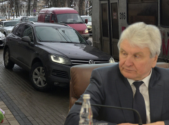 Внедорожник спикера Ходырева наплевал на ПДД у мэрии Воронежа