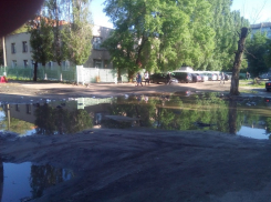 Огромная зловонная лужа мешает пройти к детскому саду в Воронеже