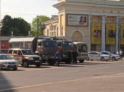 Автозаки и полицию стянули в центр Воронежа