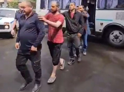 Колонну из задержанных мигрантов на Адмиралтейской площади сняли на видео в Воронеже