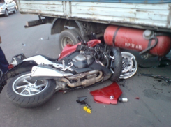 В Воронеже мотоциклист врезался в «Газель» и чудом не взорвался