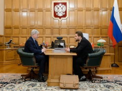 В веселых носках пришел на встречу с воронежским губернатором яблочный олигарх 