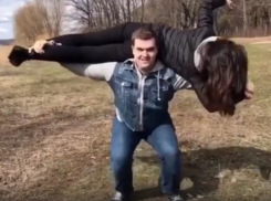 Удивительные спортивные упражнения показал воронежец, используя жену вместо штанги 