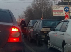 Скользкие ДТП парализовали дороги в Воронеже пробками