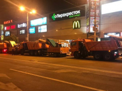 Ночью грузовиками вывозили мусор после Дня Победы в Воронеже