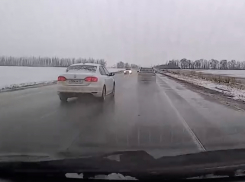 Обгон на грани фола снял видеорегистратор на воронежской дороге