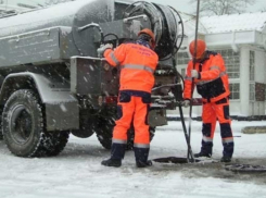 В Воронеже на Ленинском проспекте прорвало трубу