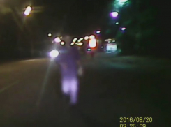 В Воронеже ночью неадекватный мужчина кидался на автомобили