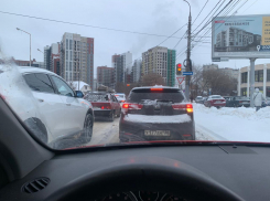 Водители матерятся на обледенелой дороге, пока мэрия Воронежа хвалится уборкой