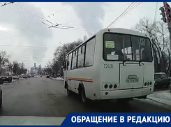 Вызывающий поступок маршрутчика снял водитель в Воронеже 