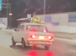 Милый новогодний автомобиль поднял настроение жителям Воронежа