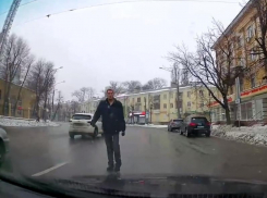 «Терминатор» устроил войну с машинами в центре Воронежа