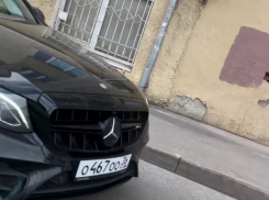 «Блатным закон не писан»: смелые маневры «Мерседеса» попали на видео в Воронеже 