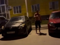Окровавленный мужчина крушил машины, залез в чужой дом и умер до прибытия скорой в Воронеже