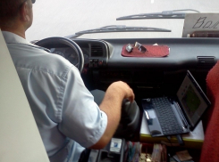 Пытавшийся выгнать из автобуса беременную женщину водитель воронежской маршрутки прилюдно принес ей извинения