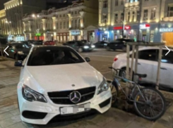 Автомобилисток на Mercedes Benz и Infiniti наказали за царскую парковку в центре Воронежа 